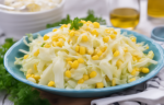 Салат из белокочанной капусты с кукурузой